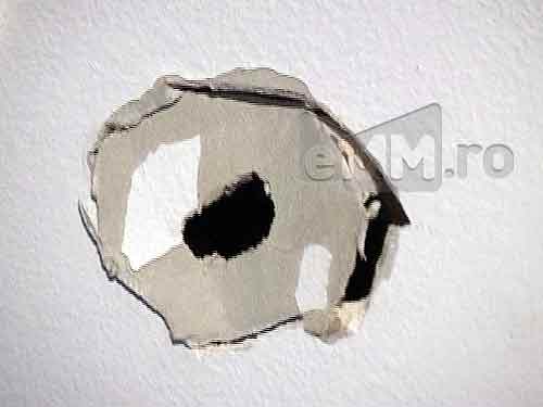 Foto: urma de glont in perete (c) eMaramures.ro